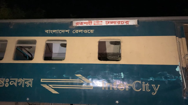 রাজশাহীতে ঢালারচর এক্সপ্রেসের তিন বগি লাইনচ্যুত; রেল চলাচল স